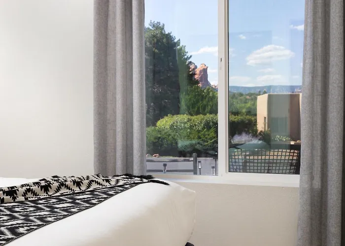 The Saddlerock House - Great Location, Views And Hot Tub!
